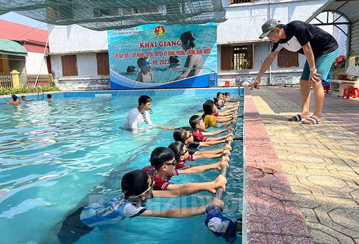 Gia Lộc dạy bơi cho trẻ em